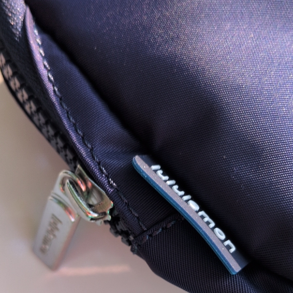 Lululemon Navy Zippered belt  Bag-NWT - Picture 2 of 10